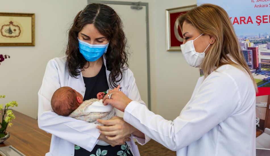 Hamileyken aşılanan sağlık çalışanının bebeği antikorlu doğdu Z Kadın